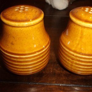 Salt pepper shakers set gold ribbed